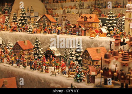 Décoration de Noël sur le marché de l'avent décoration. ville miniature maisons. Salzbourg, Autriche. Banque D'Images