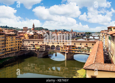 Vue sur le Ponte Vecchio et l'Arno, de la Galerie des Offices, Florence, Italie. Banque D'Images