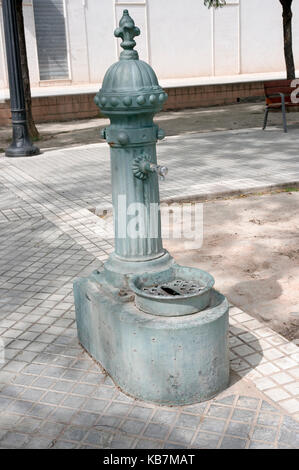 Ancien robinet d'eau potable en espagnol park area Banque D'Images