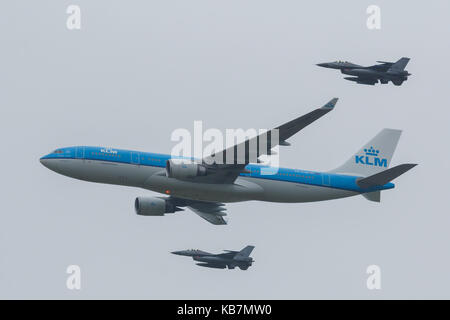 Airbus A330 du KLM escorté par deux F-16 du La Royal Dutch Airforce Banque D'Images