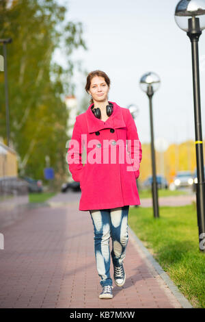 Belle Femme au manteau rouge à l'automne street. Banque D'Images