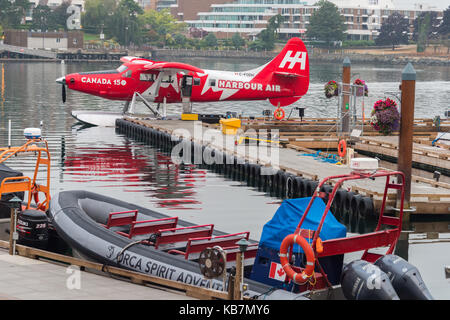 Victoria (Colombie-Britannique), Canada - 7 septembre 2017 : hydravion peint avec le drapeau canadien ancré à l'aéroport du port de Victoria Banque D'Images