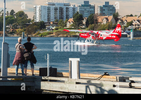 Victoria (Colombie-Britannique), Canada - 11 septembre 2017 : un hydravion peint avec le drapeau canadien est sur le point de prendre son envol Banque D'Images