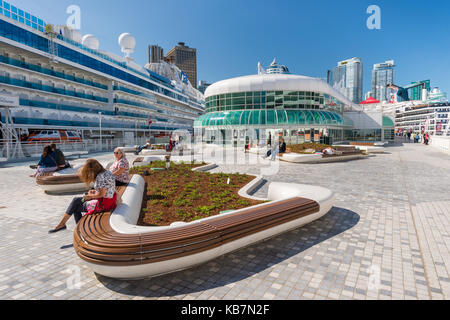 Vancouver, Colombie-Britannique, Canada - 13 septembre 2017 : Canada place en été avec un bateau de croisière amarré Banque D'Images