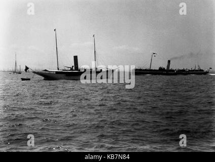 AJAXNETPHOTO. 1903. SOLENT, en Angleterre. - Voyages - LE BATEAU À VAPEUR À AUBES BALMORAL (droite) PASSER UNE GRANDE VOILE À LA VAPEUR DANS LE SOLENT. Photographe:Inconnu © COPYRIGHT DE L'IMAGE NUMÉRIQUE PHOTO VINTAGE AJAX AJAX BIBLIOTHÈQUE SOURCE : VINTAGE PHOTO LIBRARY COLLECTION REF:AVL 0573 Banque D'Images