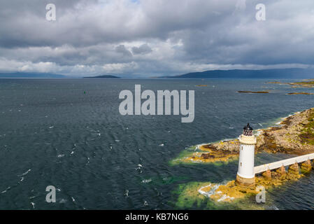 Un phare sous le pont de l'île de Skye en Ecosse Banque D'Images