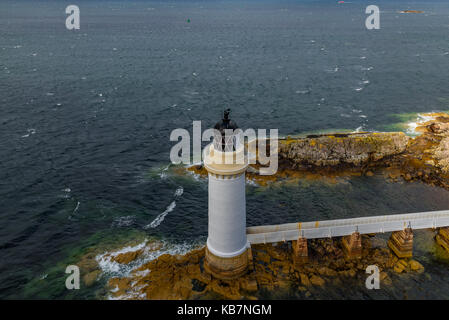 Un phare sous le pont de l'île de Skye en Ecosse Banque D'Images