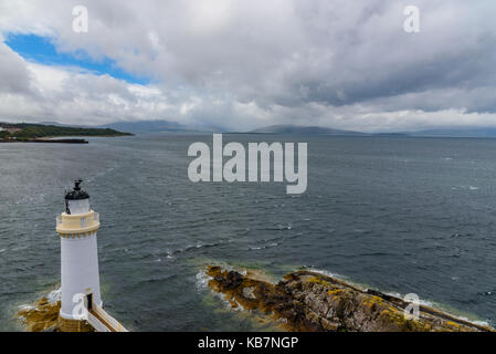 Un phare sous le pont de l'île de Skye en Ecosse Banque D'Images