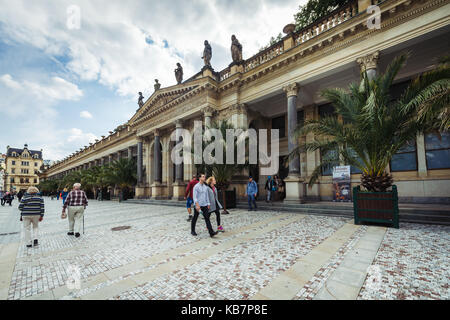 Karlovy Vary, République tchèque- 23 septembre 2017 : les gens visitent moulin colonnade à Karlovy Vary qui est la plus fréquentée de la ville de Spa en République tchèque Banque D'Images