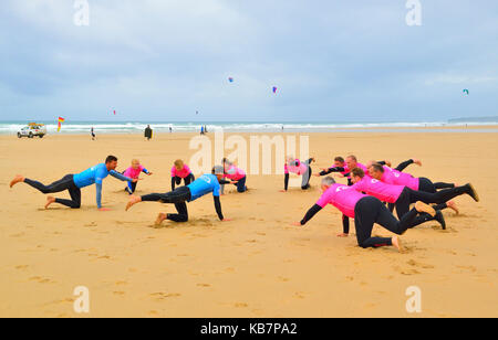 Instructeur de surf cours de surf en donnant aux apprenants sur la plage, à Watergate Bay, Newquay, Cornwall, England, UK Banque D'Images