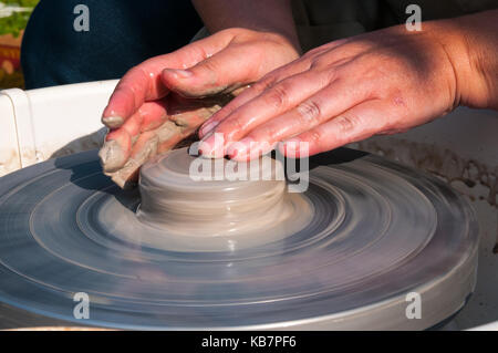 La production de céramiques faites à la main sur le cercle en poterie activités plein air Banque D'Images