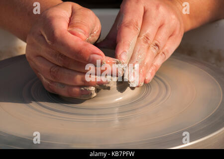 La production de céramiques faites à la main sur le cercle en poterie activités plein air Banque D'Images