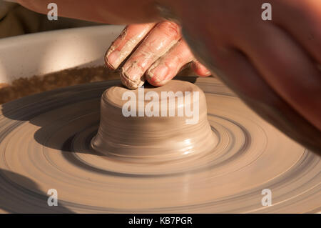 La production de céramiques faites à la main sur le cercle en poterie activités plein air Banque D'Images