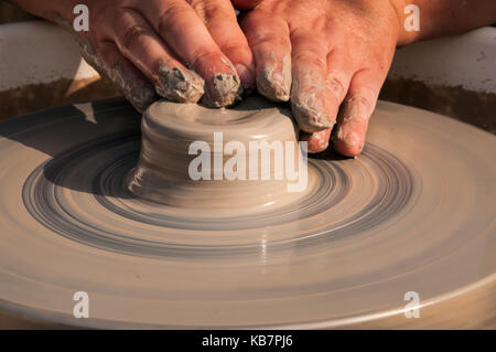 La production de céramiques faites à la main sur le cercle en poterie activités plein air Banque D'Images