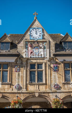 Fermer la vue du 17ème siècle Castle (également appelée Croix de beurre), contre un ciel bleu ensoleillé, dans le centre-ville de Peterborough, Cambridgeshire, Angleterre, Royaume-Uni. Banque D'Images