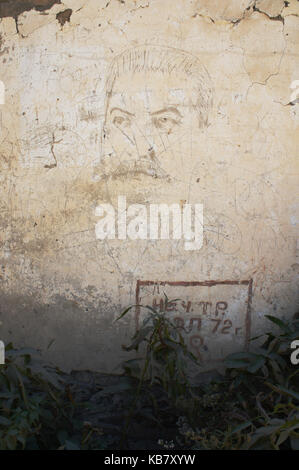 Ancien portrait de Staline sur le mur de maison abandonnée près d'ushguli, svanétie, Géorgie Banque D'Images