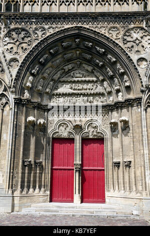 Porte avant ornée de la cathédrale de Bayeux Normandie France Banque D'Images
