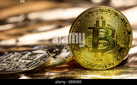 Golden shining bitcoins empilés sur fond doré Banque D'Images