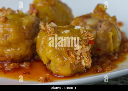 Shumai une boulette à la vapeur avec de la sauce et de l'ail frit sur le dessus, la nourriture chinoise populaire apéritif Banque D'Images