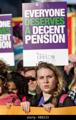 Bristol 30-11-2011- protestant contre les travailleurs du secteur public sont représentés portant des signes et des pancartes comme ils prennent part à une marche de protestation et de rallye. Banque D'Images