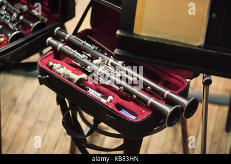 Passion, l'art, la composition en bois assemblés. concept de l'instrument les cuivres, magnifique et fragile clarinette noir argent avec vannes, wai Banque D'Images