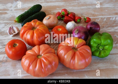 Sélection de légumes frais, les ingrédients pour soupe gaspacho Banque D'Images