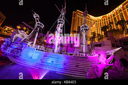 Une vue nocturne du Treasure Island Hotel and Casino à Las Vegas Boulevard, à Las Vegas, Nevada. Banque D'Images