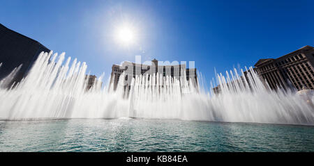 La danse de l'eau des fontaines du Bellagio en spectacle pour les touristes. Banque D'Images