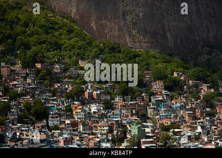 Rocinha favela (la plus grande favela du Brésil), et Morro Doi Irmãos (colline de roche), Rio de Janeiro, Brésil, Amérique du Sud Banque D'Images