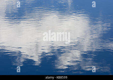Ciel bleu et nuages blancs reflets dans le lac Pleasant dans les Adirondacks. Banque D'Images