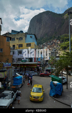 Rocinha favela (la plus grande favela du Brésil), et Morro Doi Irmãos (colline de roche), Rio de Janeiro, Brésil, Amérique du Sud Banque D'Images