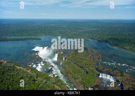 Gorge du diable (Garganta do Diabo), chutes d'Iguazu, sur le Brésil - frontière Argentine, Amérique du Sud - aérien