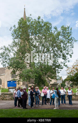 Les touristes pour une visite à pied round Bampton, Oxfordshire, UK, l'emplacement principal pour certaines scènes dans le programme TV Downton Abbey Banque D'Images