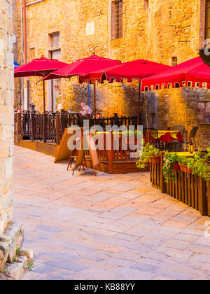 Petit restaurant de rue dans le quartier historique de Volterra, un merveilleux village de Toscane - volterra / toscane italie - septembre 14, 2017 Banque D'Images