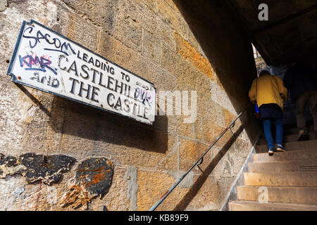 Edimbourg, Ecosse, ROYAUME UNI - 11 septembre 2106 : underpath avec escalier dans la vieille ville avec des personnes non identifiées. La vieille ville avec de nombreux de l'époque de réformation b Banque D'Images