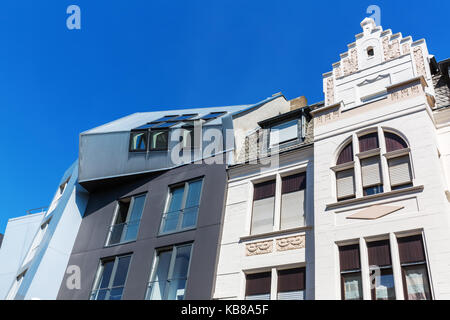 Cologne, Allemagne - Juillet 03, 2017 : façades modernes à côté de vieux à Cologne. Avec une population de plus de 1 Mio de Cologne est la quatrième plus grande ville de Ger Banque D'Images