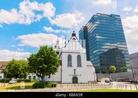 Cologne, Allemagne - Juillet 03, 2017 : église Alt St. Heribert à Cologne-Deutz, à côté d'une tour de bureaux. Elle a été fondée en 1003 sur l'emplacement d'un fort romain Banque D'Images