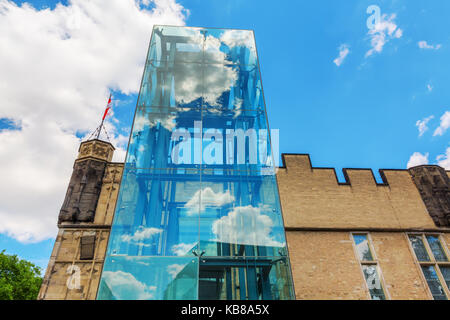 Cologne, Allemagne - Juillet 03, 2017 : Guerzenich historique dans la vieille ville de Cologne avec un ascenseur en verre moderne. Aujourd'hui le bâtiment historique est une céré Banque D'Images