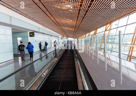 Hong Kong, Hong Kong - 15 mars 2017 : vue de l'intérieur de l'aéroport de HK avec des personnes non identifiées. En 2015, 68,5 millions de passagers traités HKIA, ce qui en fait le 8t Banque D'Images