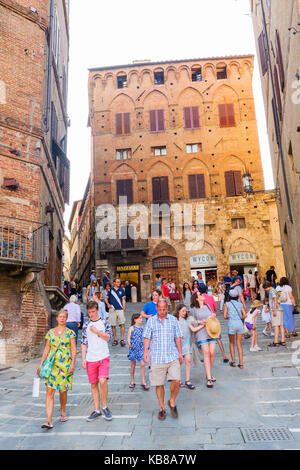 Sienne, Italie - Juillet 07, 2016 : l'entrée des personnes non identifiées, la Piazza del Campo. Ses la place principale du centre historique de Sienne et est considéré un Banque D'Images