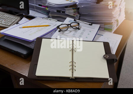 Affaires et finance concept de travail de bureau, ordinateur portable et stylo avec pile de documents inachevés sur Office 24, pile de papier d'affaires Banque D'Images