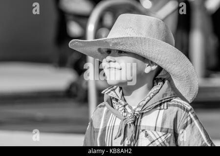 Jeune garçon habillé en tenue de l'ouest au cours de l'analyse du portrait sourire Banque D'Images