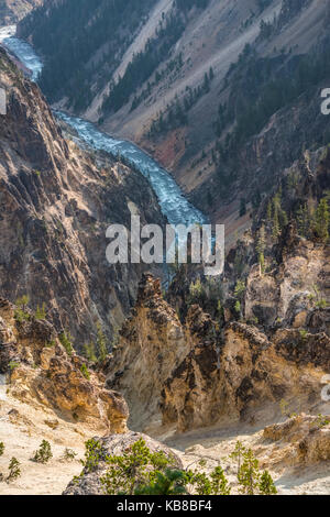 Canyon de Yellowstone et rock pinnacles donnant sur la rivière Yellowstone d artistes Voir Point trail Banque D'Images