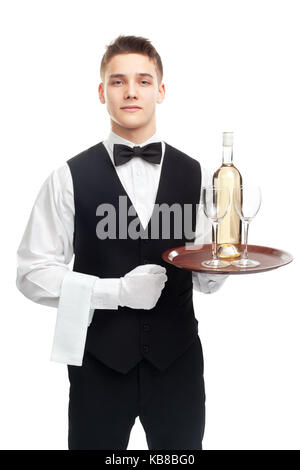 Portrait of young happy smiling waiter avec bouteille de vin blanc et verre verres sur le plateau isolé sur fond blanc Banque D'Images