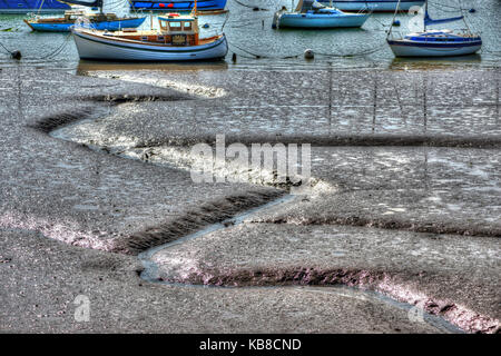 Les canaux de drainage de la boue dans l'estuaire à marée basse. (Traitée comme une image HDR). Banque D'Images