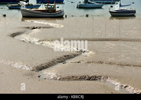 Les canaux de drainage de la boue dans l'estuaire à marée basse. Banque D'Images