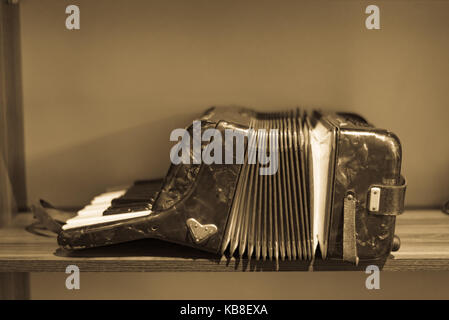 Ancien accordeon, photographie en noir et blanc dans des tons sépia Banque D'Images