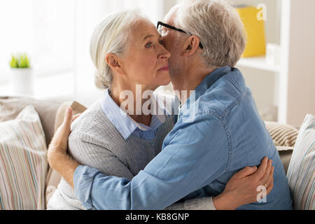 Sad senior couple hugging at home Banque D'Images