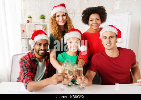 Heureuse équipe célébrer Noël au party de bureau Banque D'Images