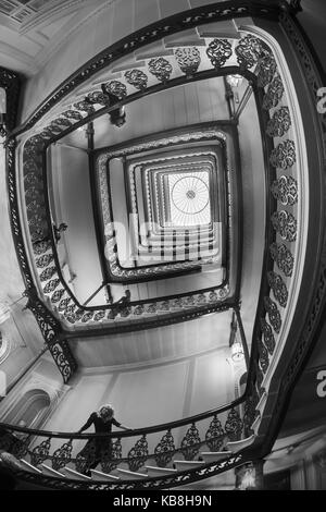 Modèles sur le grand escalier de l'hôtel, Brighton Banque D'Images